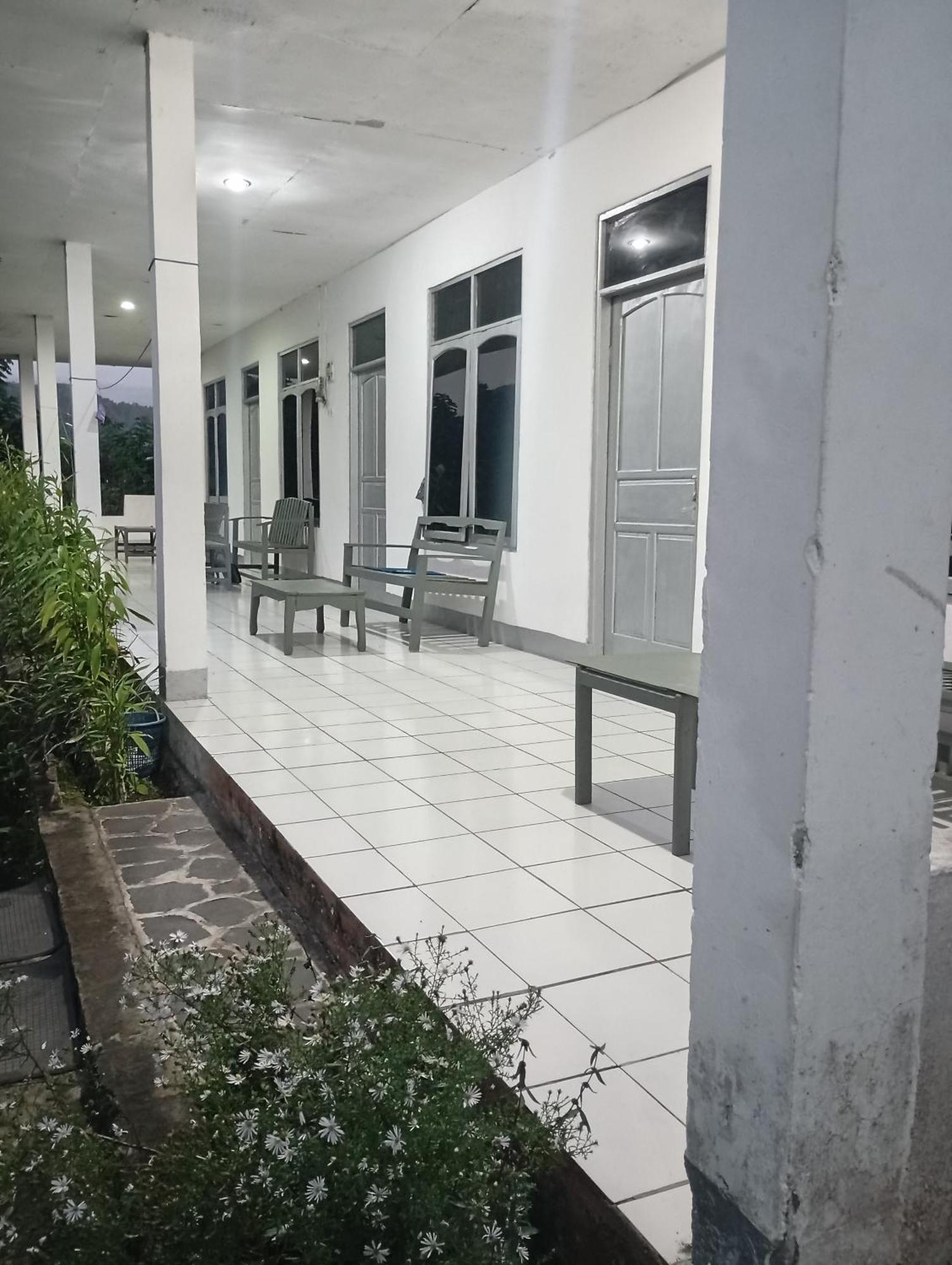 Hidayah Homestay Kelimutu Exterior photo